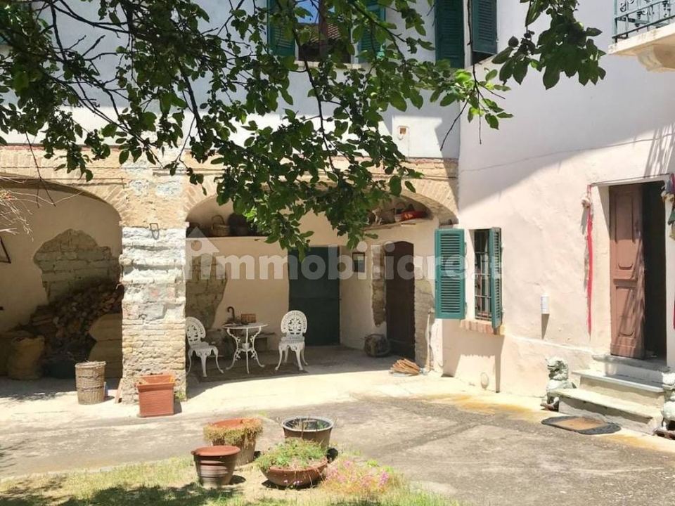 House with courtyard and garden, Moncalvo: photo 2 of 4