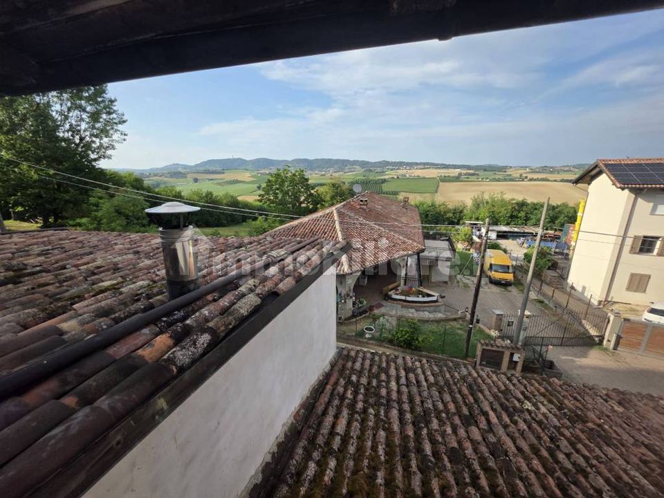 Casa con cortile e tre abitazioni, Tonco: foto 1 di 4
