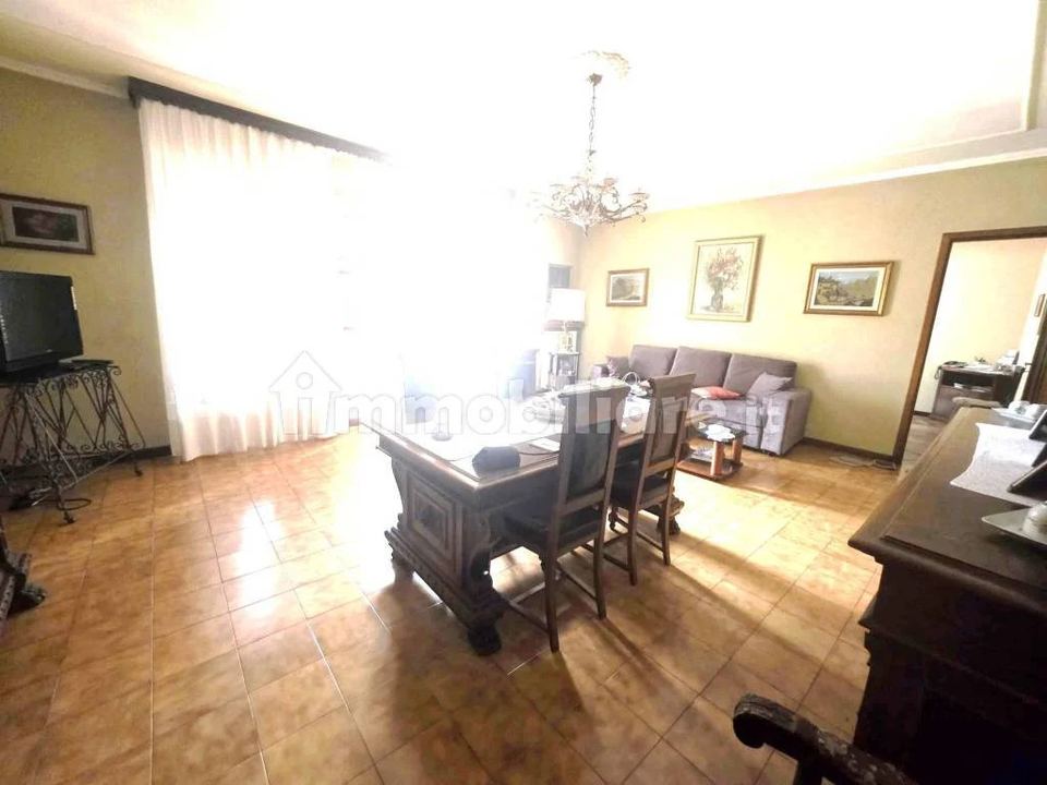 Casa con cortile e tre abitazioni, Tonco: foto 2 di 4