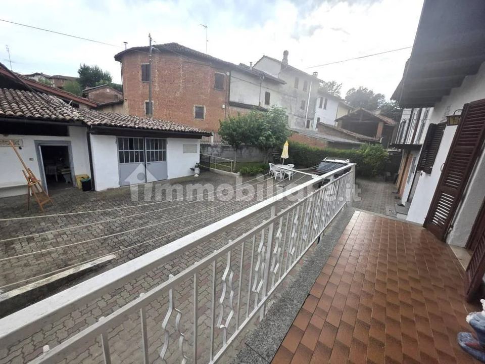 Casa con cortile e tre abitazioni, Tonco: foto 4 di 4